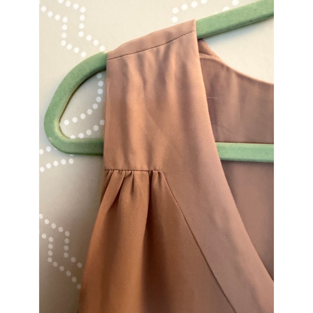 Zenana V-Neck Sleeveless Pleated Flowy Blouse Tan XL - Picture 6 of 9
